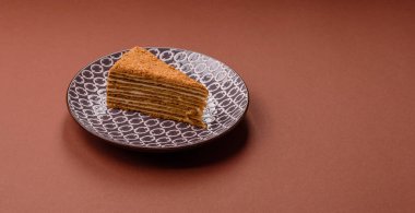 Bir dilim ballı kek ya da balkabağı, havuç ve kremalı turta, yemek masası için vejetaryen tatlısı.