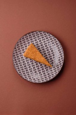 Bir dilim ballı kek ya da balkabağı, havuç ve kremalı turta, yemek masası için vejetaryen tatlısı.