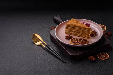 Bir dilim ballı kek ya da balkabağı, havuç ve kremalı turta, yemek masası için vejetaryen tatlısı.