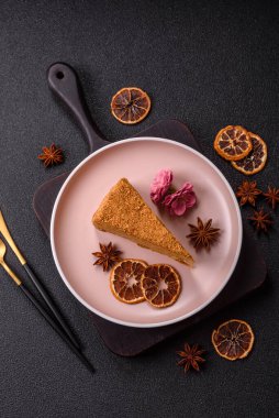 Bir dilim ballı kek ya da balkabağı, havuç ve kremalı turta, yemek masası için vejetaryen tatlısı.