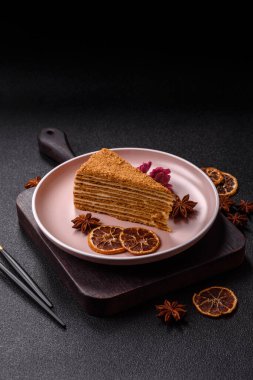 Bir dilim ballı kek ya da balkabağı, havuç ve kremalı turta, yemek masası için vejetaryen tatlısı.