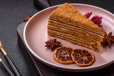 Bir dilim ballı kek ya da balkabağı, havuç ve kremalı turta, yemek masası için vejetaryen tatlısı.