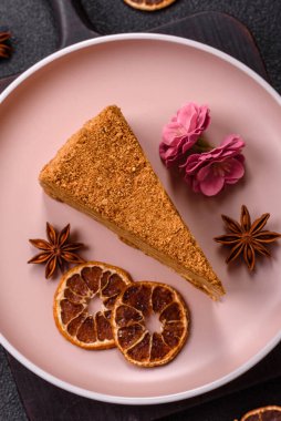 Bir dilim ballı kek ya da balkabağı, havuç ve kremalı turta, yemek masası için vejetaryen tatlısı.