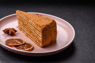 Bir dilim ballı kek ya da balkabağı, havuç ve kremalı turta, yemek masası için vejetaryen tatlısı.