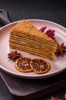 Bir dilim ballı kek ya da balkabağı, havuç ve kremalı turta, yemek masası için vejetaryen tatlısı.