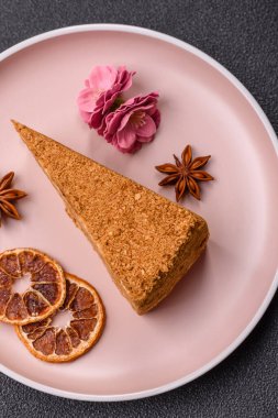 Bir dilim ballı kek ya da balkabağı, havuç ve kremalı turta, yemek masası için vejetaryen tatlısı.