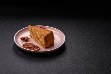 Bir dilim ballı kek ya da balkabağı, havuç ve kremalı turta, yemek masası için vejetaryen tatlısı.