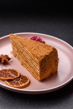 Bir dilim ballı kek ya da balkabağı, havuç ve kremalı turta, yemek masası için vejetaryen tatlısı.