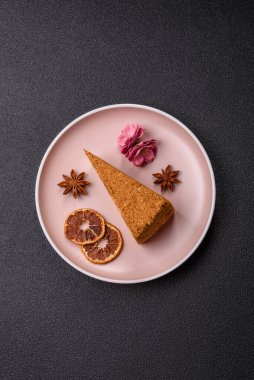 Bir dilim ballı kek ya da balkabağı, havuç ve kremalı turta, yemek masası için vejetaryen tatlısı.