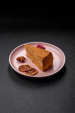 Bir dilim ballı kek ya da balkabağı, havuç ve kremalı turta, yemek masası için vejetaryen tatlısı.