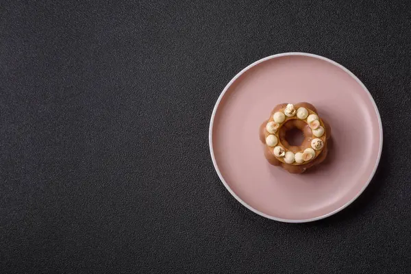 Yuvarlak çikolatalı turta ya da kremalı turta. Doğum günü ya da düğün tatlısı.