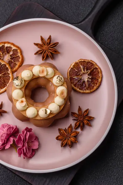 Yuvarlak çikolatalı turta ya da kremalı turta. Doğum günü ya da düğün tatlısı.