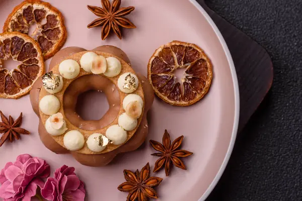 Yuvarlak çikolatalı turta ya da kremalı turta. Doğum günü ya da düğün tatlısı.