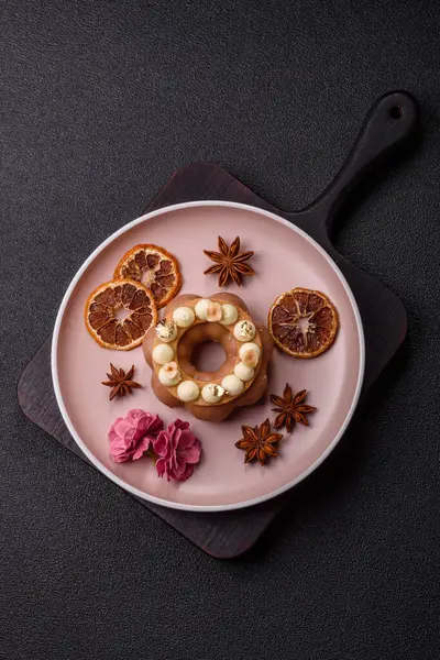 Yuvarlak çikolatalı turta ya da kremalı turta. Doğum günü ya da düğün tatlısı.