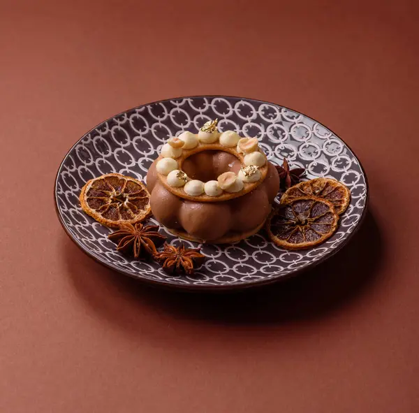 Yuvarlak çikolatalı turta ya da kremalı turta. Doğum günü ya da düğün tatlısı.