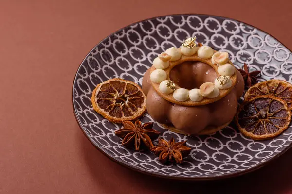 Yuvarlak çikolatalı turta ya da kremalı turta. Doğum günü ya da düğün tatlısı.