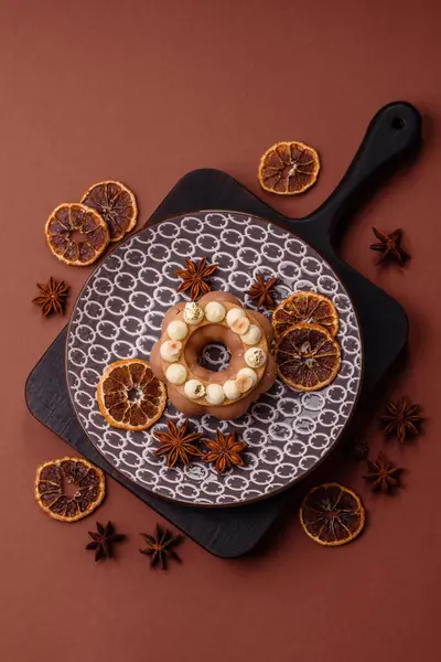 Yuvarlak çikolatalı turta ya da kremalı turta. Doğum günü ya da düğün tatlısı.