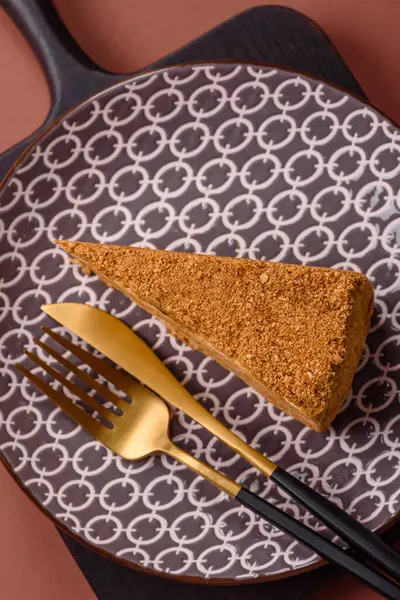 Bir dilim ballı kek ya da balkabağı, havuç ve kremalı turta, yemek masası için vejetaryen tatlısı.