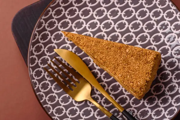 Bir dilim ballı kek ya da balkabağı, havuç ve kremalı turta, yemek masası için vejetaryen tatlısı.