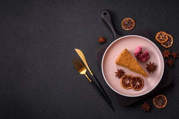 Bir dilim ballı kek ya da balkabağı, havuç ve kremalı turta, yemek masası için vejetaryen tatlısı.