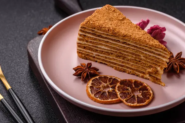 Bir dilim ballı kek ya da balkabağı, havuç ve kremalı turta, yemek masası için vejetaryen tatlısı.