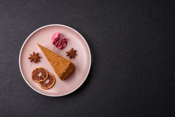 Bir dilim ballı kek ya da balkabağı, havuç ve kremalı turta, yemek masası için vejetaryen tatlısı.