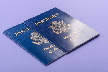 Seyahat, uçmak ve iş yapmak için ABD pasaportu. ABD belgesi, sınırı geçmek için kimlik