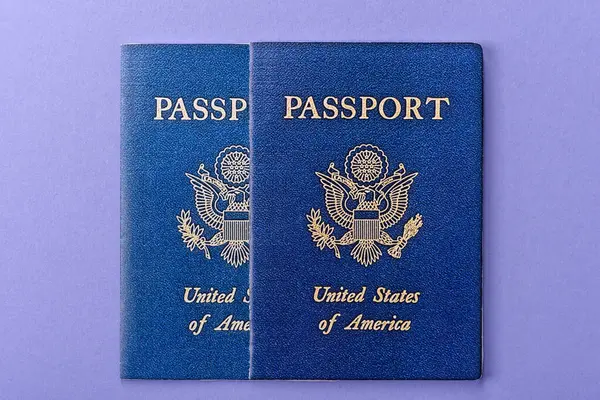 Seyahat, uçmak ve iş yapmak için ABD pasaportu. ABD belgesi, sınırı geçmek için kimlik