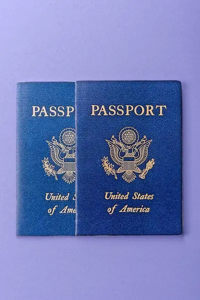 Seyahat, uçmak ve iş yapmak için ABD pasaportu. ABD belgesi, sınırı geçmek için kimlik