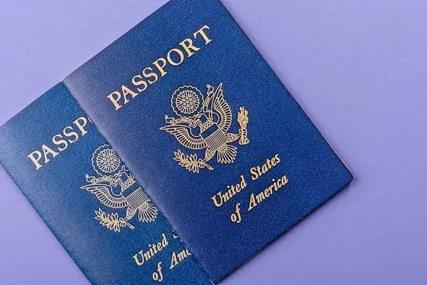 Seyahat, uçmak ve iş yapmak için ABD pasaportu. ABD belgesi, sınırı geçmek için kimlik