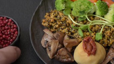 Tofulu yemek kasesi, kinoa, brokoli ve havuç, mikroyeşiller, keten ve ayçiçeği tohumları.