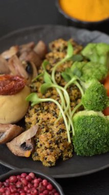 Tofulu yemek kasesi, kinoa, brokoli ve havuç, mikroyeşiller, keten ve ayçiçeği tohumları.