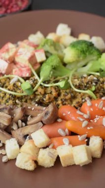 Tofulu yemek kasesi, kinoa, brokoli ve havuç, mikroyeşiller, keten ve ayçiçeği tohumları.