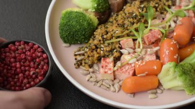 Tofulu yemek kasesi, kinoa, brokoli ve havuç, mikroyeşiller, keten ve ayçiçeği tohumları.