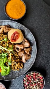 Tofulu yemek kasesi, kinoa, brokoli ve havuç, mikroyeşiller, keten ve ayçiçeği tohumları.