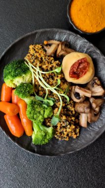 Tofulu yemek kasesi, kinoa, brokoli ve havuç, mikroyeşiller, keten ve ayçiçeği tohumları.