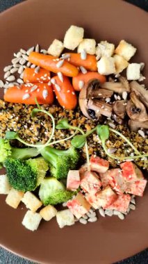 Tofulu yemek kasesi, kinoa, brokoli ve havuç, mikroyeşiller, keten ve ayçiçeği tohumları.