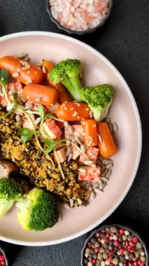 Tofulu yemek kasesi, kinoa, brokoli ve havuç, mikroyeşiller, keten ve ayçiçeği tohumları.