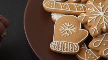 Noel kış zencefilli ekmeği, tek renkli arka planda bayram bisküvileri. Masada zencefilli çörekler