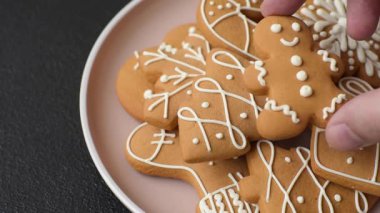 Noel kış zencefilli ekmeği, tek renkli arka planda bayram bisküvileri. Masada zencefilli çörekler