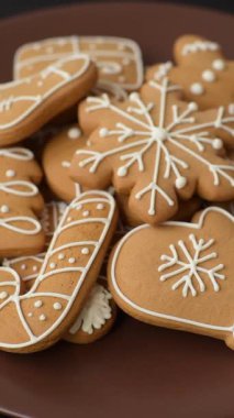 Noel kış zencefilli ekmeği, tek renkli arka planda bayram bisküvileri. Masada zencefilli çörekler