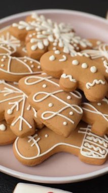 Noel kış zencefilli ekmeği, tek renkli arka planda bayram bisküvileri. Masada zencefilli çörekler