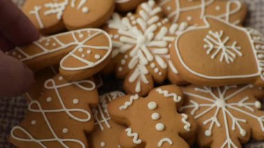 Noel kış zencefilli ekmeği, tek renkli arka planda bayram bisküvileri. Masada zencefilli çörekler