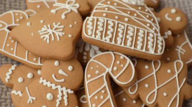 Noel kış zencefilli ekmeği, tek renkli arka planda bayram bisküvileri. Masada zencefilli çörekler