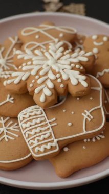 Noel kış zencefilli ekmeği, tek renkli arka planda bayram bisküvileri. Masada zencefilli çörekler