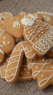 Noel kış zencefilli ekmeği, tek renkli arka planda bayram bisküvileri. Masada zencefilli çörekler