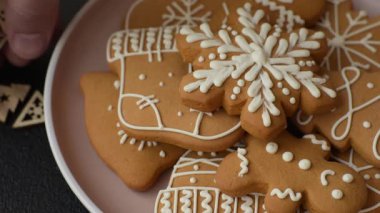 Noel kış zencefilli ekmeği, tek renkli arka planda bayram bisküvileri. Masada zencefilli çörekler
