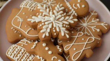 Noel kış zencefilli ekmeği, tek renkli arka planda bayram bisküvileri. Masada zencefilli çörekler