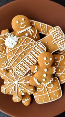 Noel kış zencefilli ekmeği, tek renkli arka planda bayram bisküvileri. Masada zencefilli çörekler