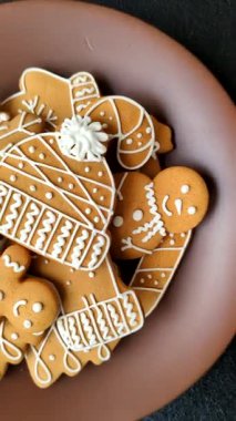 Noel kış zencefilli ekmeği, tek renkli arka planda bayram bisküvileri. Masada zencefilli çörekler